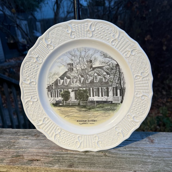 S P Skinner Raleigh Tavern Williamsburg Virginia 10” Decorative Plate - Picture 4 of 14
